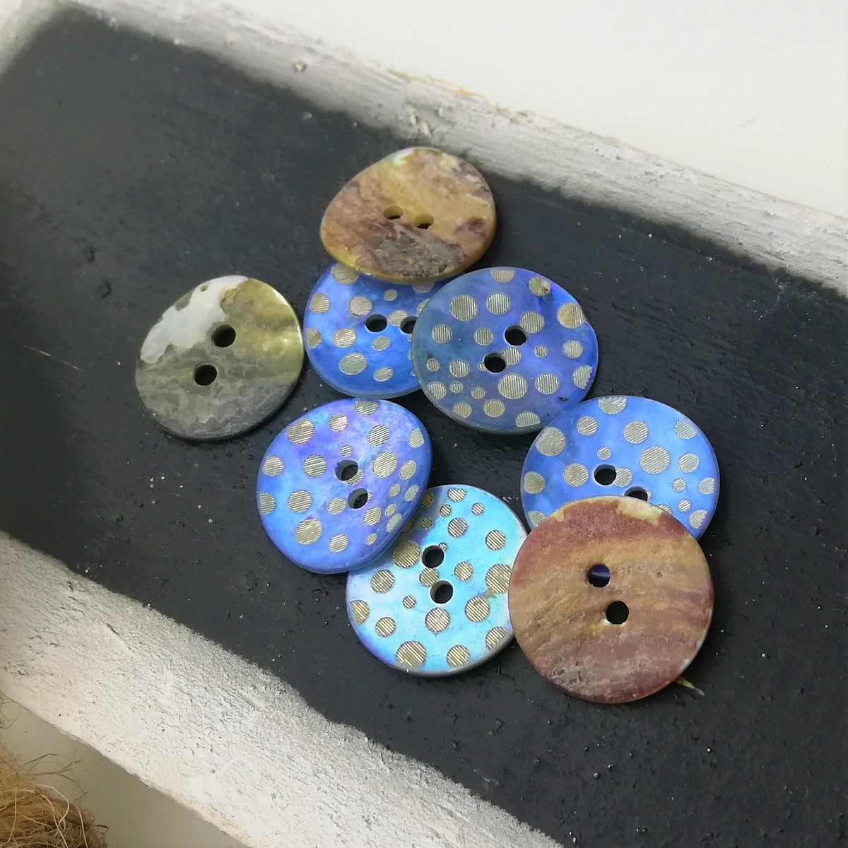Perlmutt-Knopf, rund, blau, gepunktet, 1,8 cm