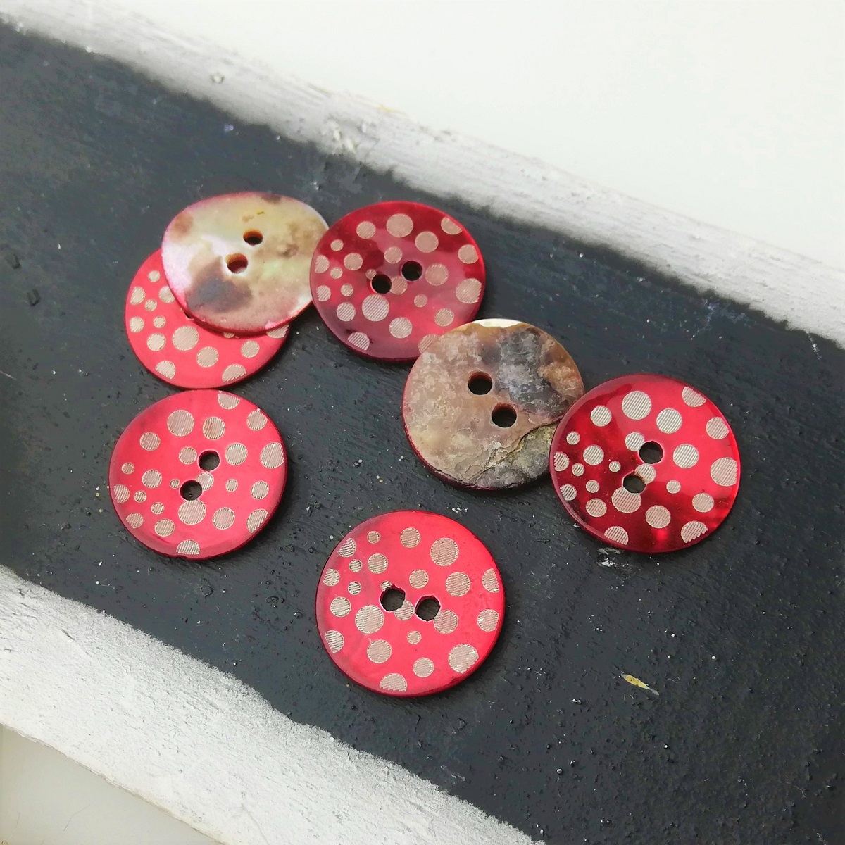 Perlmutt-Knopf, rund, rot, gepunktet, 1,8 cm   