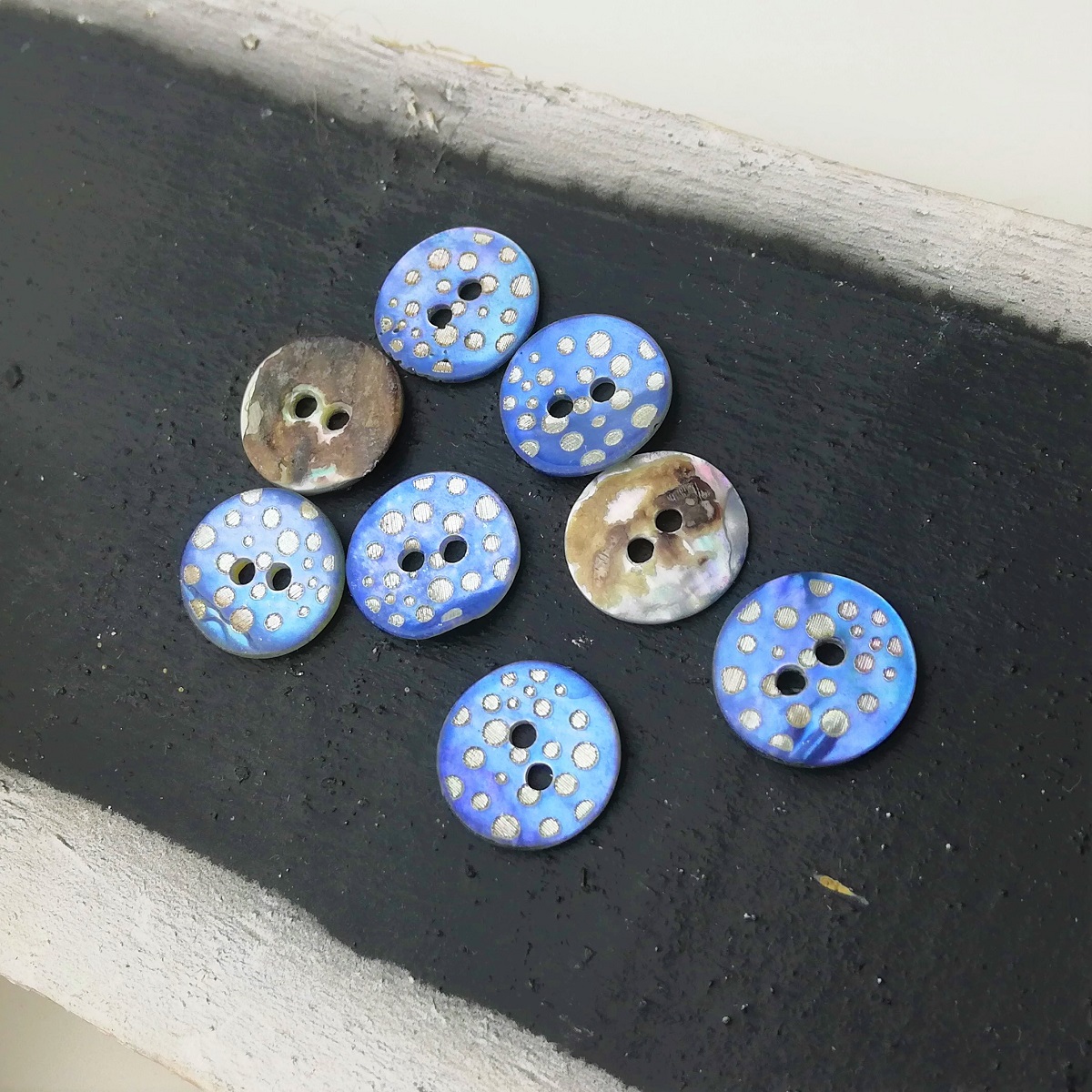 Perlmutt-Knopf, rund, blau, gepunktet, 1,2 cm 