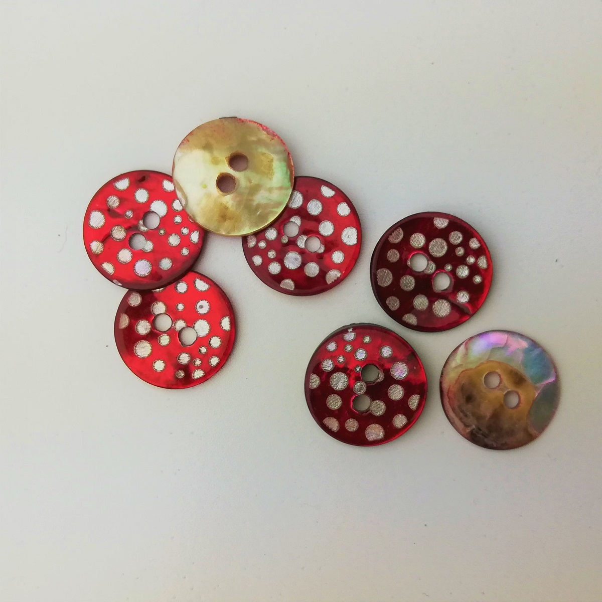 Perlmutt-Knopf, rund, rot, gepunktet, 1,2 cm  